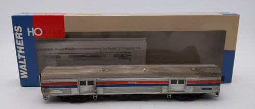 Coche de equipaje Budd Walthers 932-6402 escala HO Amtrak fase 2 73' desgastado/caja | Zustand: Used