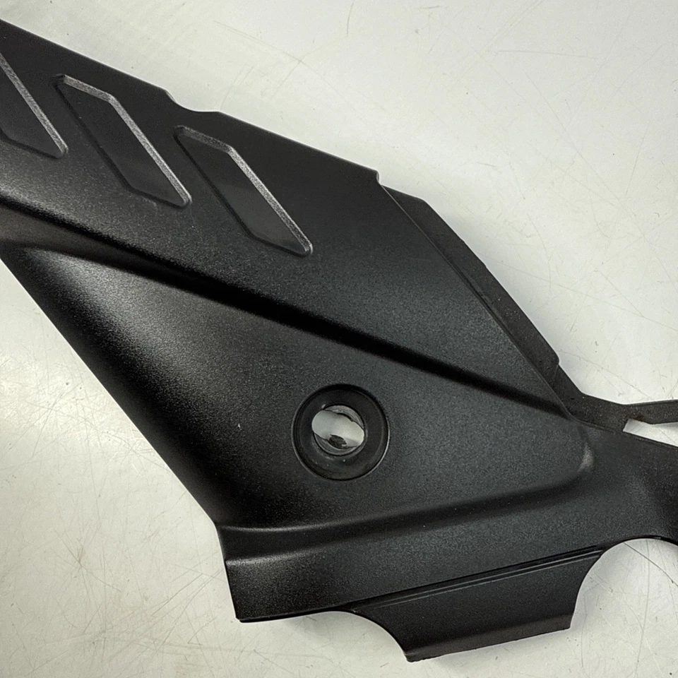 Cubierta lateral Aprilia Shiver SL750 3013 L/H Pt.no AP851660 Dis.8959922/896122 #Y1 Foto 3 de 4