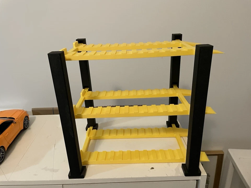 Es un elevador de coche escala 1/18 de tres niveles. Amarillo y negro. (Coches no incluidos) Foto 3 de 4