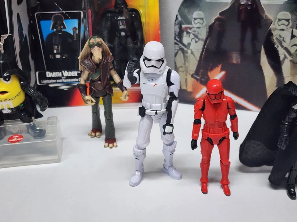 Huge Lot of Mixed Star Wars Toys Figures, Collectibles  Darth Vader Phone Holder - Image 3 of 4