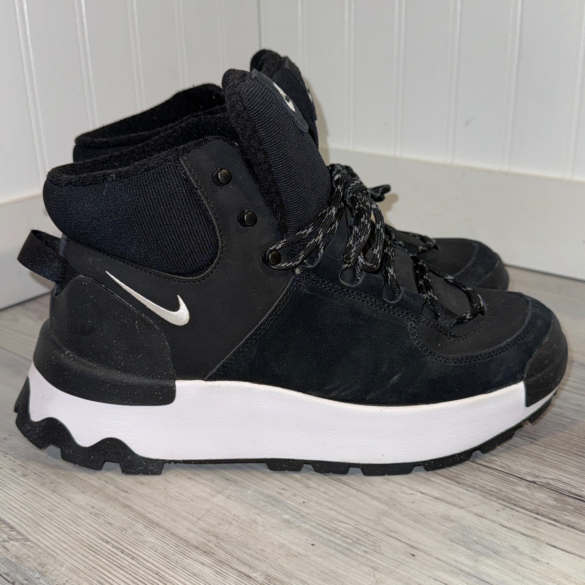 Nike Women's City Classic Boots Mid Top Sneaker Black White