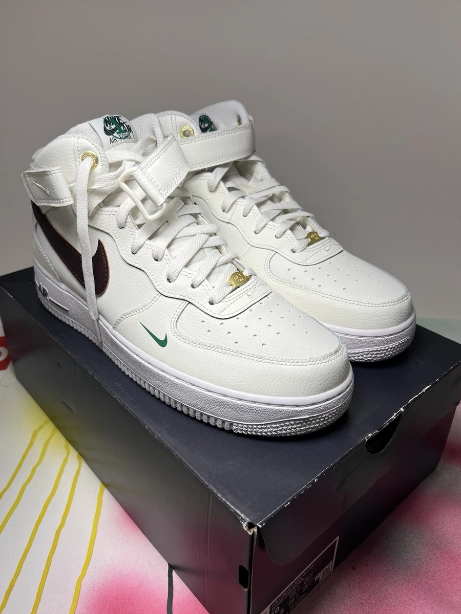 Preços baixos em Nike Air Force 1 '07 LV8 Mid 40th Anniversary