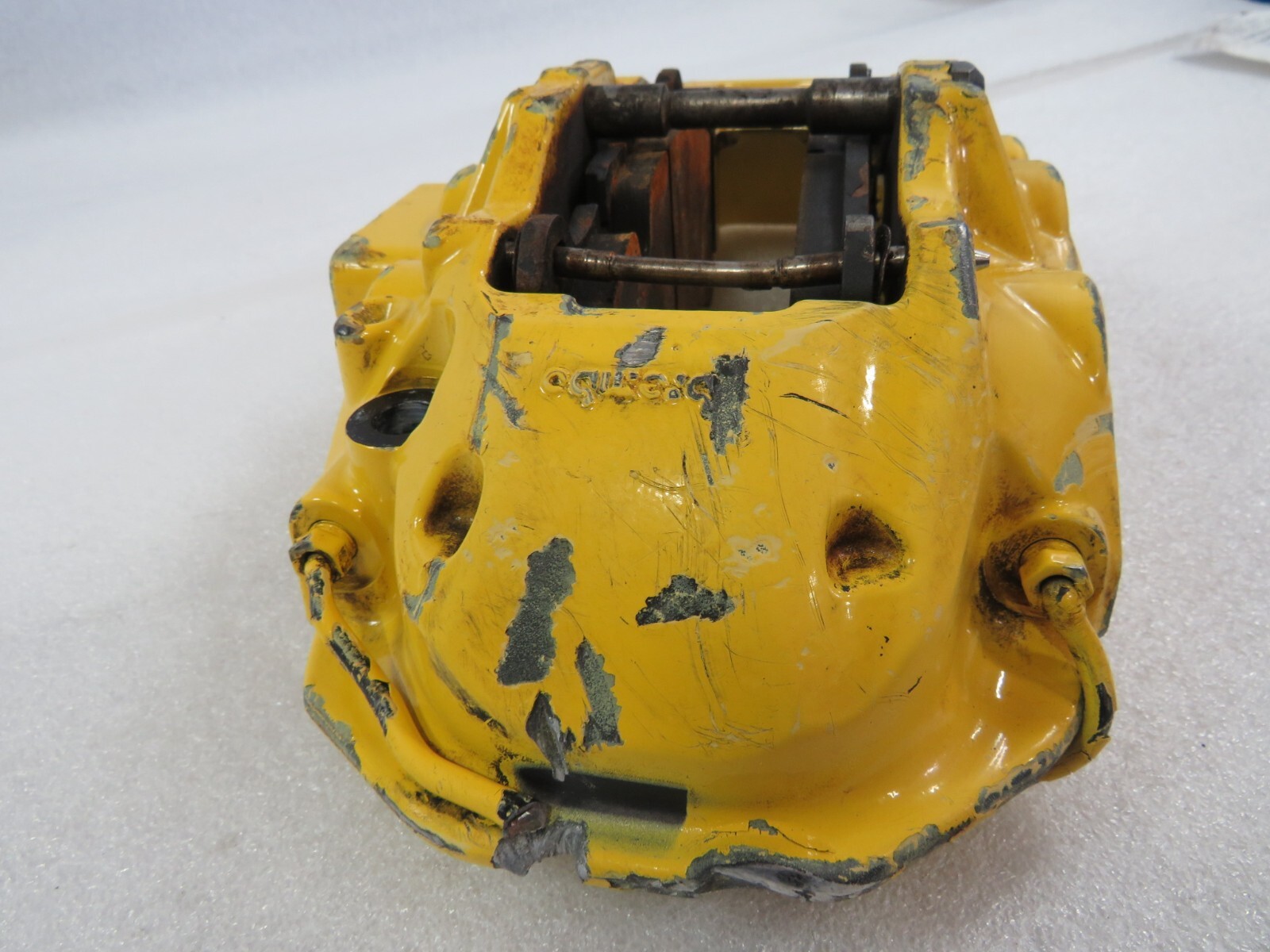 Maserati Granturismo, RH, Front Brake Caliper, Yellow, Dmg, Used, P/N 82102501