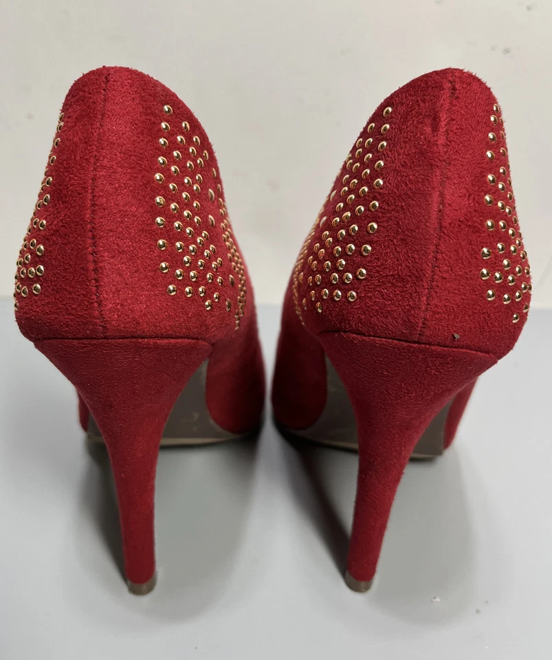 Zapatos de tacón de aguja de gamuza roja Just Fab talla 6,5 tonos dorados decoración usados en excelente estado Foto 4 de 4