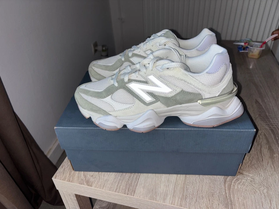 Paire de bascket New Balance 9060 neuf vert(taille 41.5) - Photo 1/4