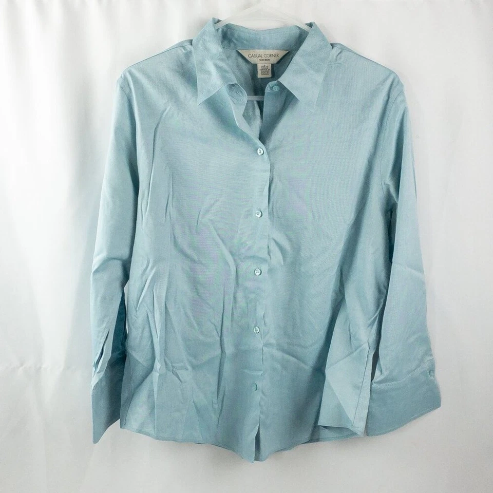 Camisa informal de esquina vintage azul pastel con botones floral en relieve grande para mujer Foto 3 de 4