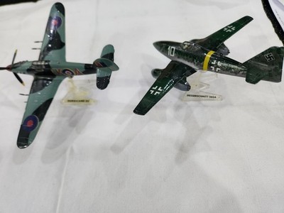Modell Hawker Hurricane Mk.IIc./ Modell des Jagdflugzeugs Messerschmitt Me 262.