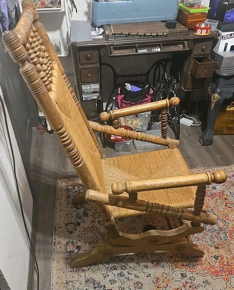 Mecedora rústica antigua del siglo XIX tallada a mano torneada Foto 2 de 4