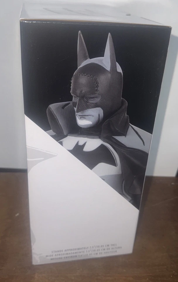 DC Mike Mignola Batman Black And White Statue - Image 4 of 4