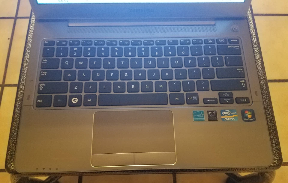 Samsung NP530U3B 1.60GHz i5-2467M  NO SSD *BAD HINGE* - Image 2 of 3