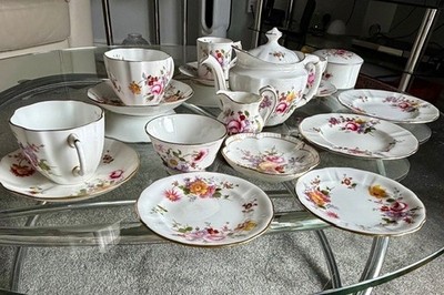 A Royal Crown Derby ''Derby Posies'' 17-teiliges Teeservice, Kaffeetassen, Teekanne