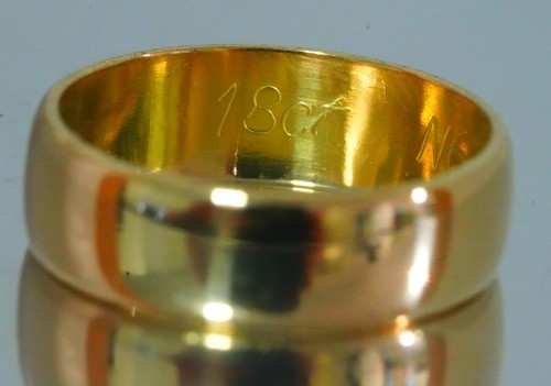 18ct Yellow Gold Flat Dome Band Ring - Size J 1/2, , Gift Box Included - Picture 4 of 6