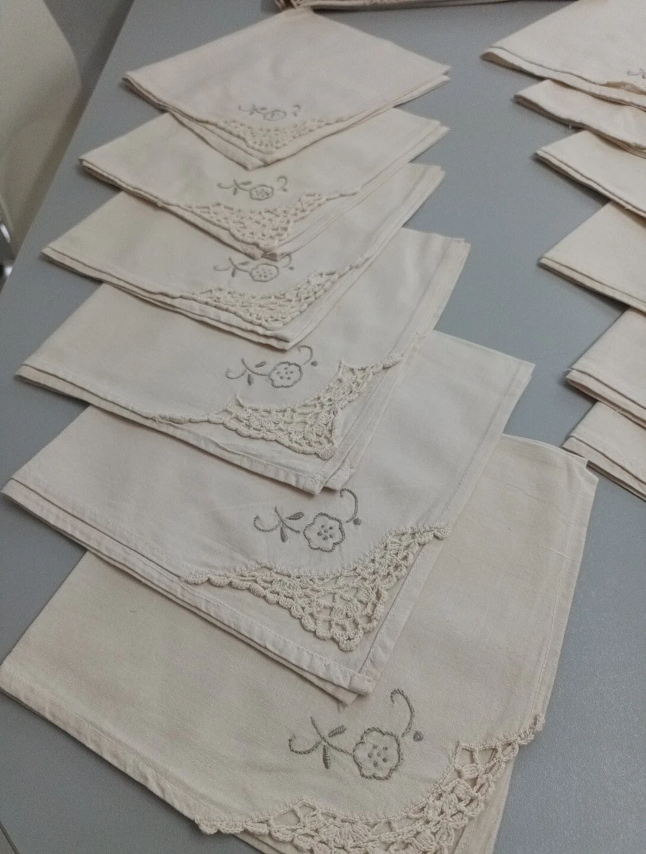 CENTRE DE TABLE SURNAPPE CROCHET MAIN CARRE BLANC