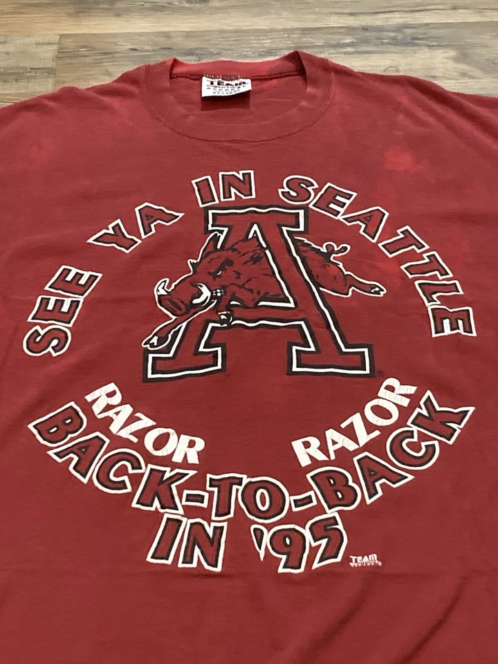 Camiseta RARA De Colección 1995 Arkansas Razorbacks “See Ya In Seattle” Talla XXL Foto 2 de 4