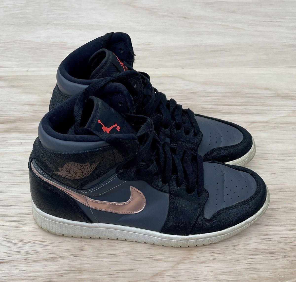 Jordan 1 Mid Black Red Sz. 8.5 GS 332550-016 Sneaker Shoes 2016 
