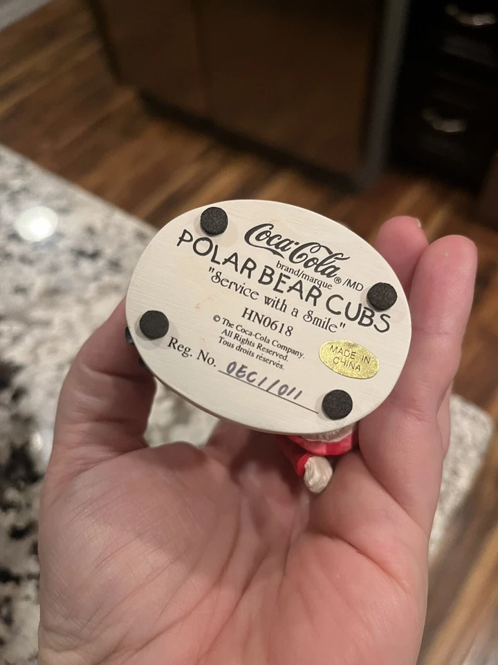 Coca-Cola Polar Bear Cubs Limited Edition Service With A Smile Figurine HN0618 - Image 4 of 4