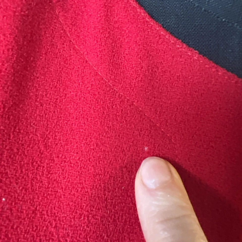 Traje Noviello Bloom rojo con botones dorados para mujer talla 6. Defectos Foto 4 de 4