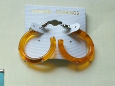 Kleine orange Ohrringe für junge Damen. Mit Steinchen. Sehr leicht.