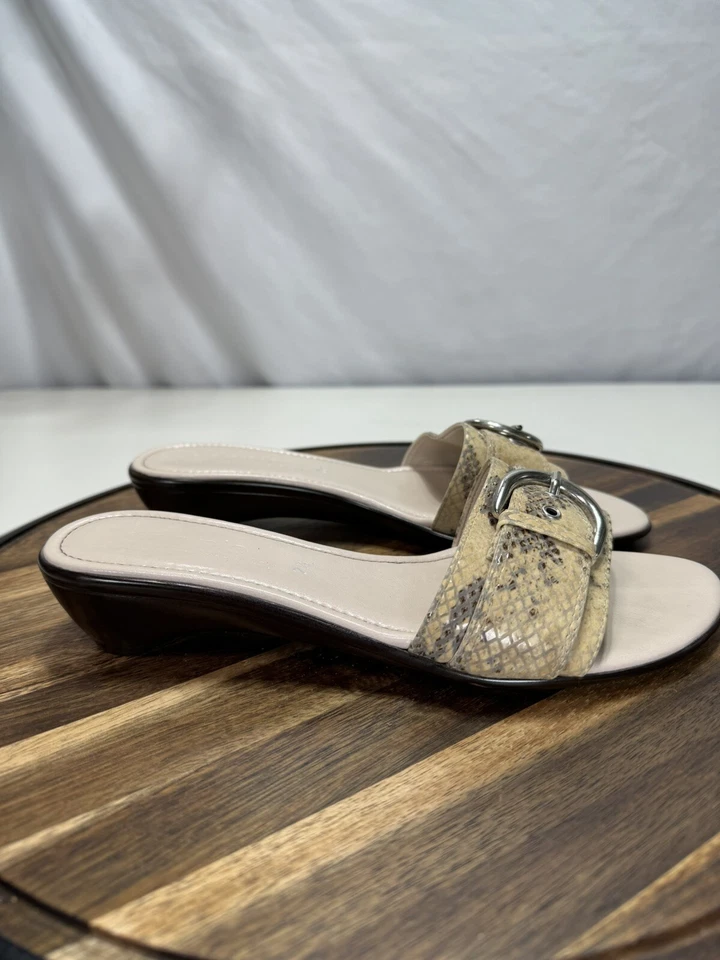 Connie 凉鞋女式 7.5 码人造蛇皮扣懒人鞋意大利制造 — 第 2/4 张图片