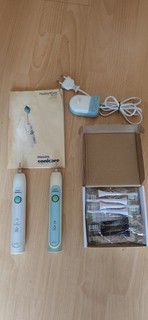 Zwei elektr. Zahnbürsten Philips Sonicare 700er Serie mit sechs Ersatzbürsten