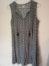 OLD NAVY BLACK WHITE FLORAL BOHO TASSEL TIE Pin Tuck SLEEVELESS DRESS SZ M