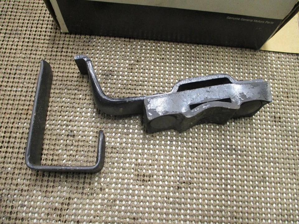 Cadillac DeVille Calais 1969 1970 NOS tubo de escape trasero a soporte de cuadro 3633297 Foto 2 de 4