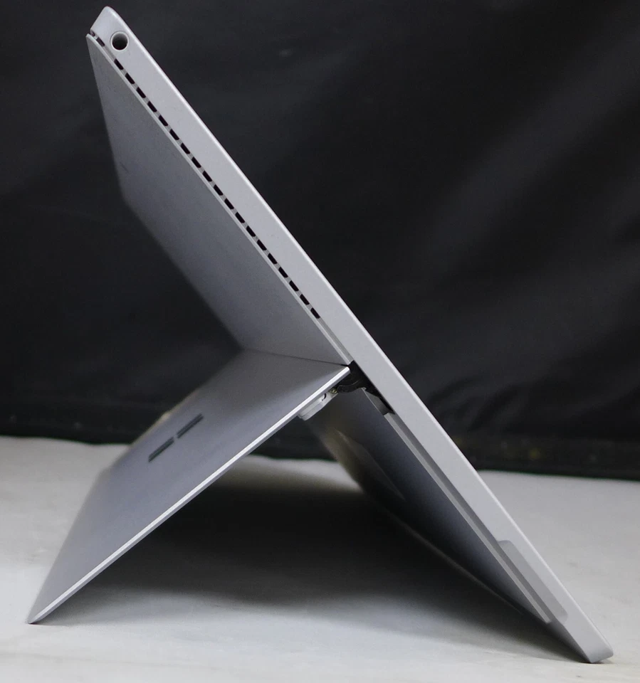 Microsoft Surface pro 4, 13", Platinum, i5, 8GB, 256GB- Doesn't Stay On - Image 3 of 4