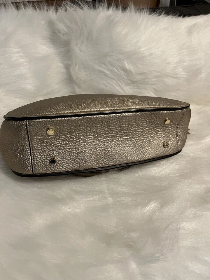 $248 Bolso de Hombro Hobo Calvin Klein Lynn con Solapa de Guijarro con MANGO DE ESLABONES DE CADENA Foto 4 de 4