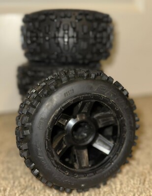 PRO-LINE BADLANDS タイヤ Pro-Line 4-Pack Badlands SC Tires on Black Wheels