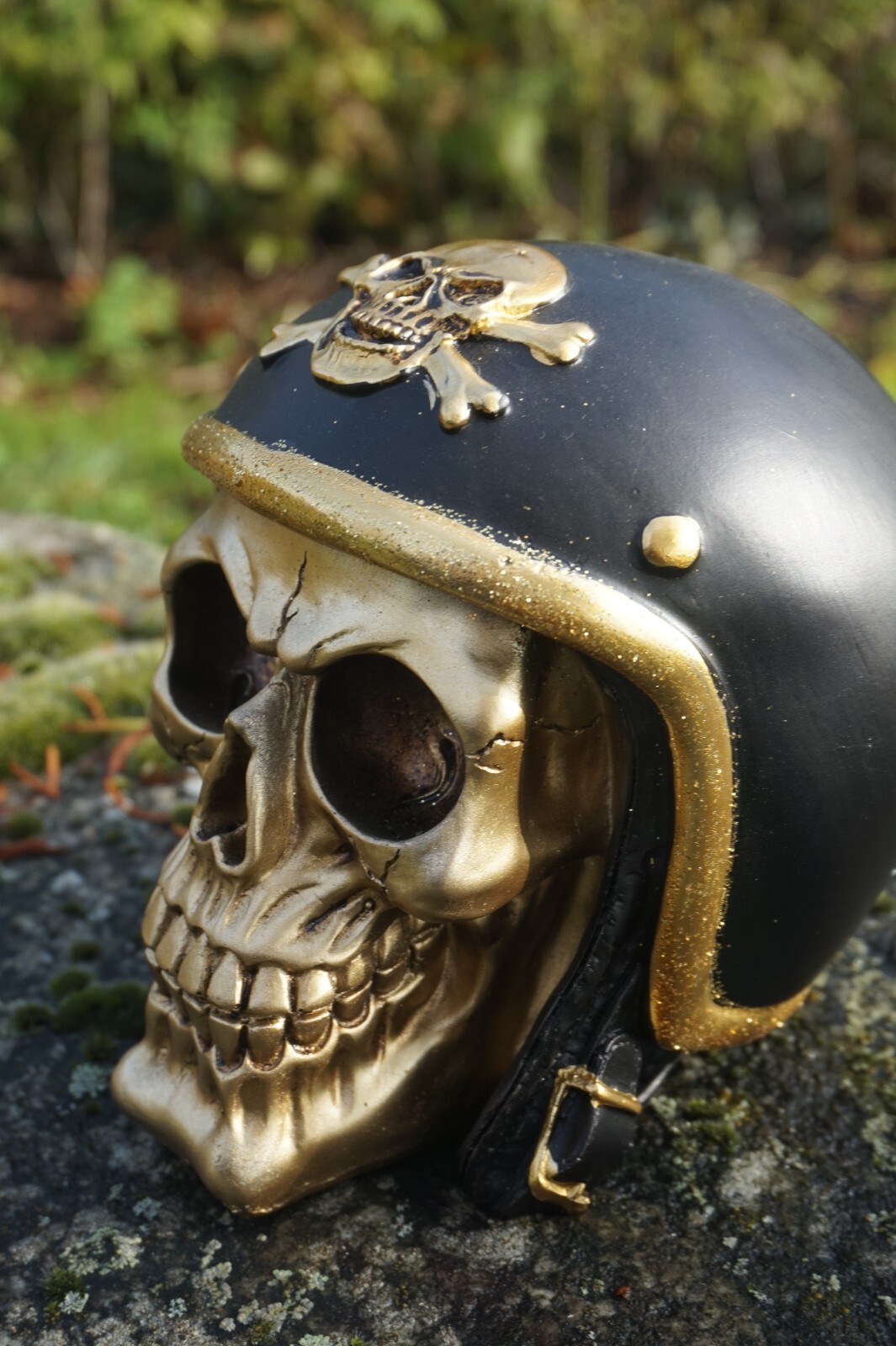 Figurine crâne or avec casque moto Harley style gothique de collection h15cm