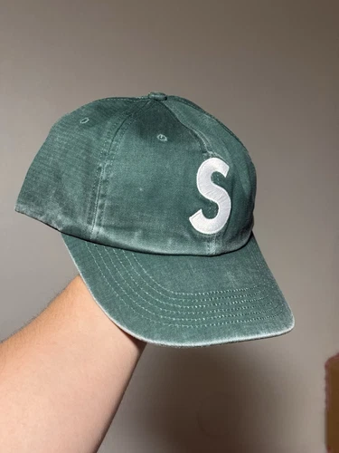 Chapeau 6 panneaux SS25 vert foncé logo S enduit de pigment