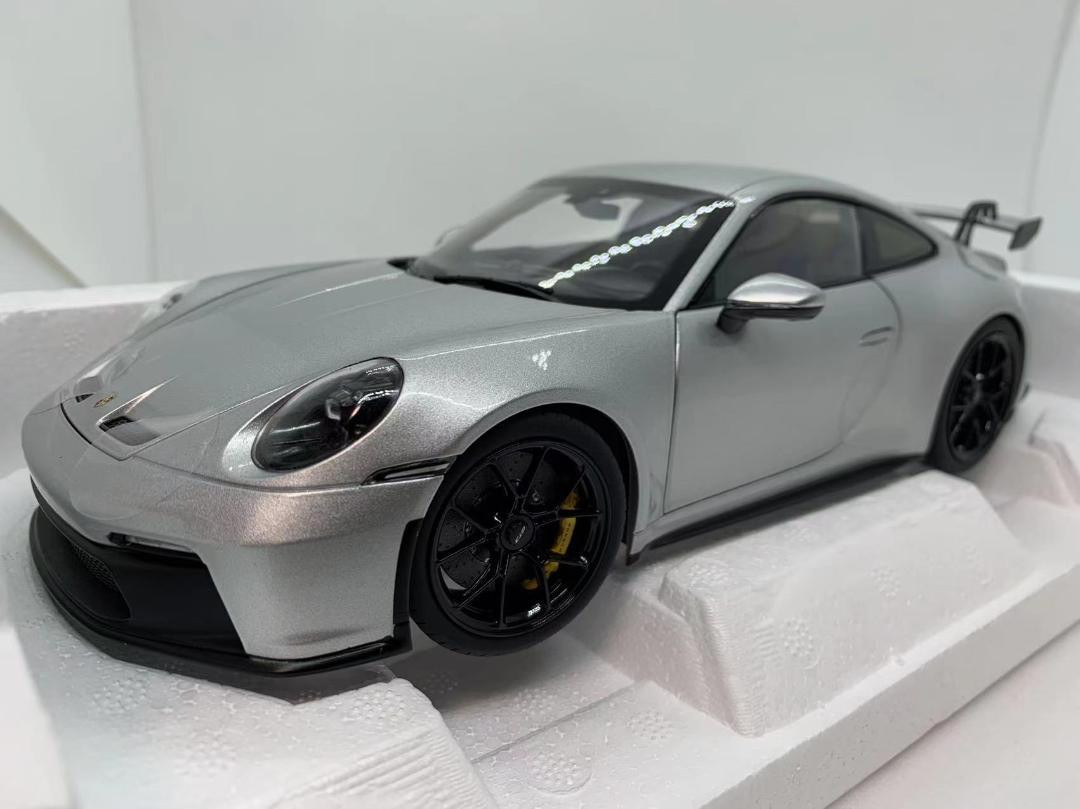 304-032 ノレブ 1/18 ポルシェ 911 GT3 2021 Porsche 1/18 scale minicar 911 GT3 2021 304-032 Norev Box damaged
