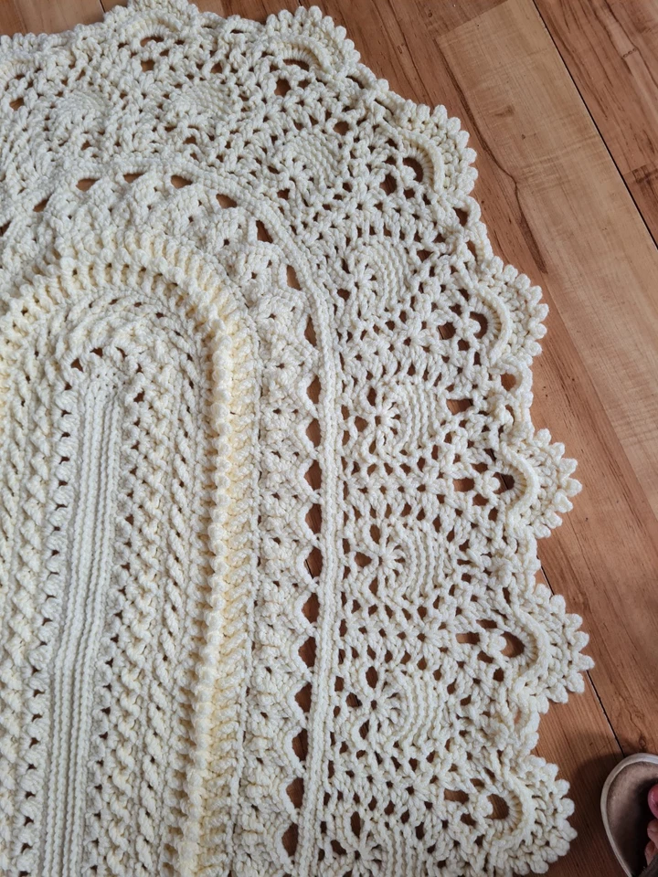 Teppich / gehäkelt, Handarbeit 137 x 90 cm - Bild 2 von 4