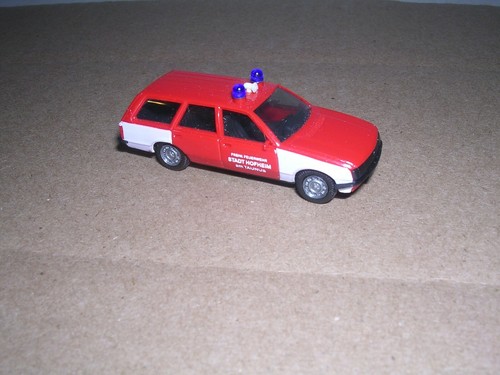 Departamento de Bomberos Opel Record Caravan HERPA #4064 Escala H.O. "Rojo y Blanco" 1/87 | Zustand: New