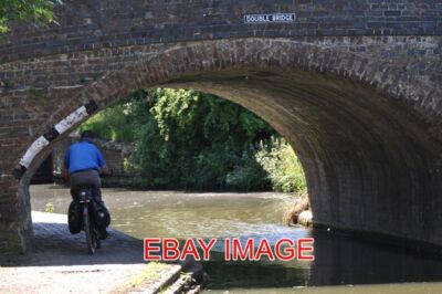 FOTO MARSTON RADFAHRER FÄHRT UNTER DOPPELBRÜCKE EIN RADFAHRER DUCKT SICH BEIM REITEN