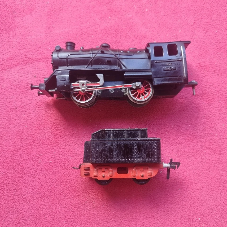 FLEISCHMANN VINTAGE GERMAN 0-4-0 STEAM LOCO WITH TENDER #1954 (UNBOXED) HO - Image 3 of 4