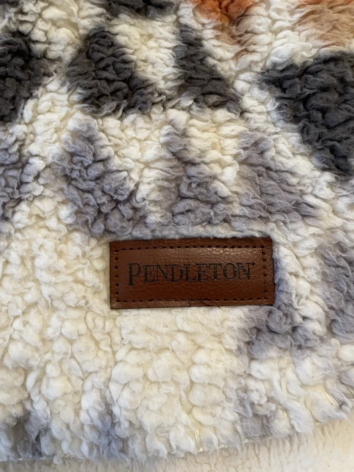 Pendleton Sherpa Fleece Blanket Arrow Point Gray/Beige King Size  112” X 92”-EUC - Image 4 of 4