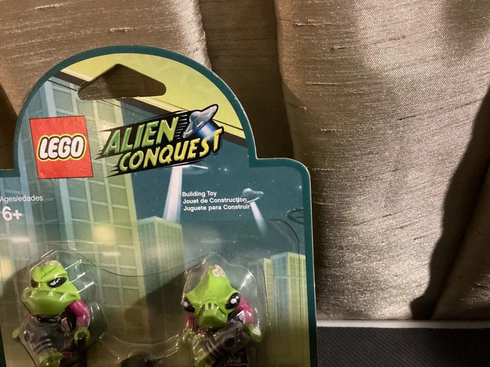 Lego Alien Conquest Battle Pack ADU Troop Builder Green Businessman 2011 - Image 3 of 4