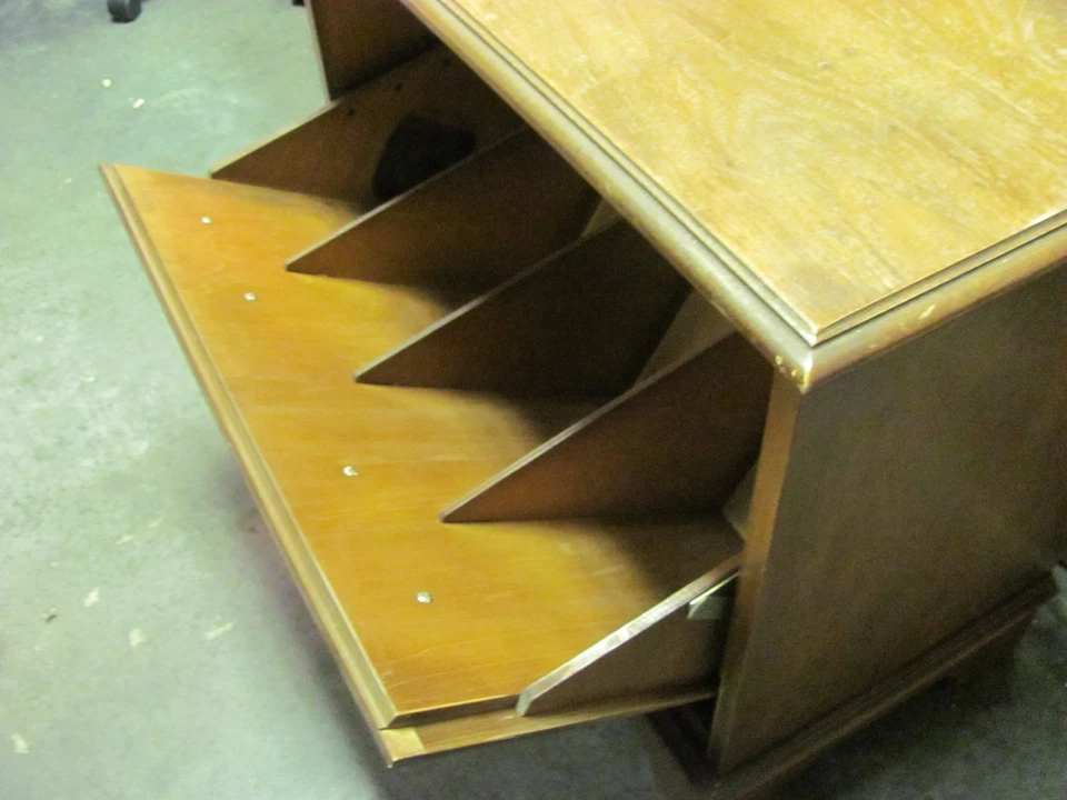 MESA DE NOCHE MESITA DE NOCHE DE VINILO FRONTAL TIRADOR HACIA ABAJO DE NOGAL DE COLECCIÓN Foto 4 de 4