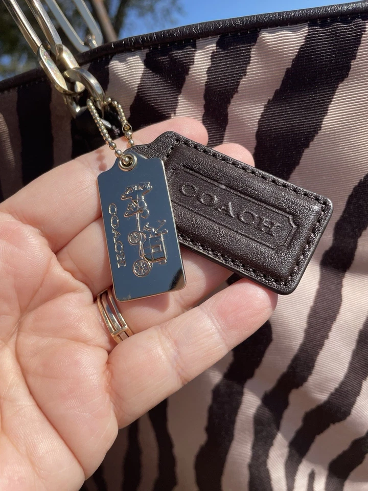 Bolso de hombro grande Coach Madison de lona cebra 26633 Foto 4 de 4