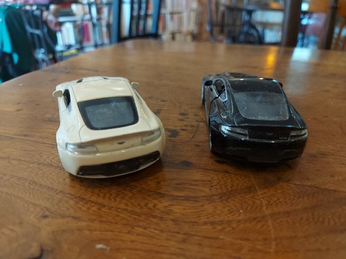 2x Aston Martin V12 Vantage 1/43 / Black & White / Welly Models - Imagen 4 de 4