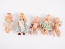 Lot de 5 anciens poupons en biscuit avec membres articulés dont 3 vêtus 7 cm