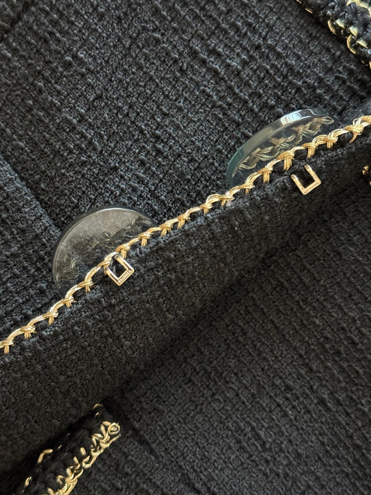 Cappotto giacca lana nero piccolo bottone CC bordo oro Chanel $9000 taglia FR34 XS US2