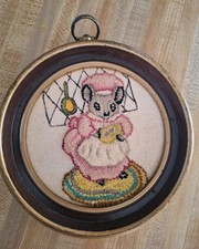 Topolino 6" Firenze L. Searle Crewel ricamo in abito rosa incorniciato cerchio tondo
