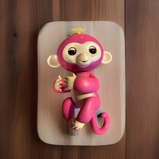   Bella  WowWee Fingerlings interactive baby monkey robot toy