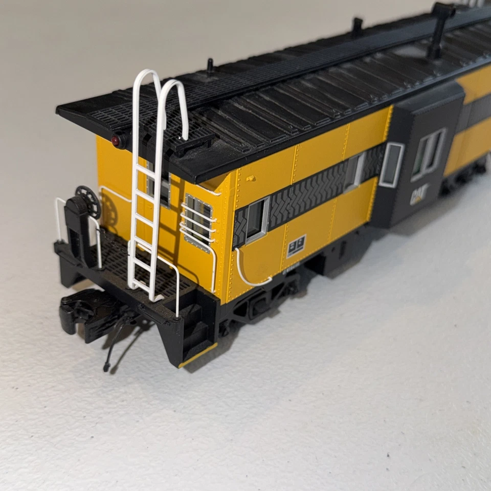 MTH O Scale CAT Caterpillar Bay Window Caboose 20-91363 #2012 Rolling Stock - Image 2 of 4