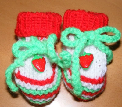 Babyschuhe Strickschuhe Erstlingsschuhe weiß rot grün   0-3 Monate - Bild 1 von 2