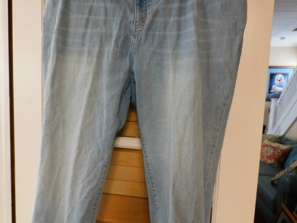 PEACE LOVE WORLD QVC JEANS LOOK LAVADO AZUL DESTEÑIDO 24W PIERNA CÓNICA 5 BOLSILLOS USADOS EN EXCELENTE ESTADO Foto 2 de 3