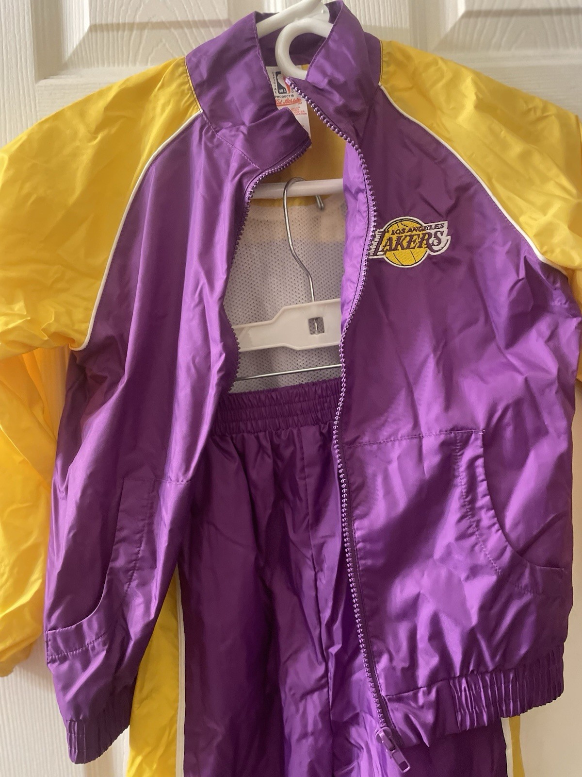 Conjunto de chándal vintage para niños LA Lakers feat una chaqueta con cremallera y pantalones a juego.