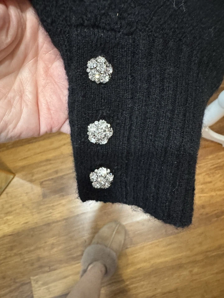 Cárdigan negro para mujer Jcrew con botones de piedras preciosas talla grande, ajuste relajado Foto 3 de 4